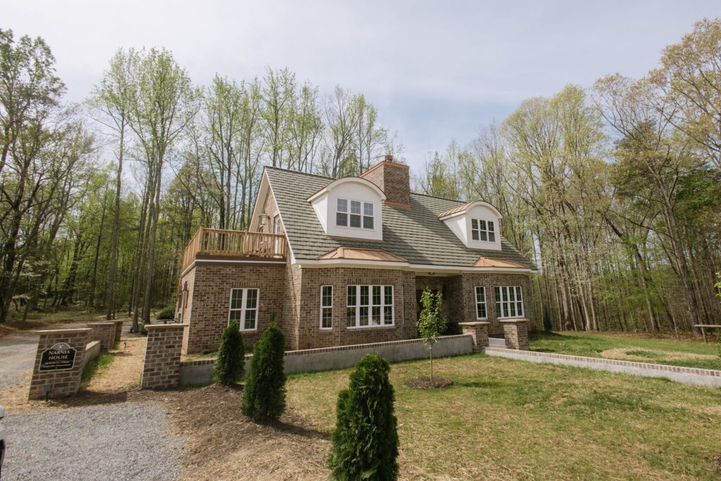 The Narnia House by WOLFE: home and entry garden walls